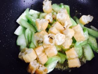 14、丝瓜炒油条,翻炒一分钟即可