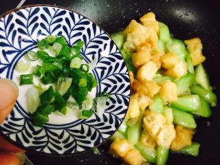 15、丝瓜炒油条,撒葱花