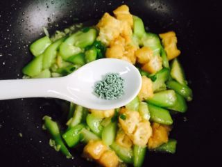 16、丝瓜炒油条,适量的蔬之鲜翻炒均匀即可食用