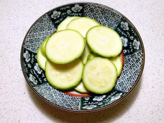 4、香煎西葫芦鸡蛋饼,调匀腌制5分钟