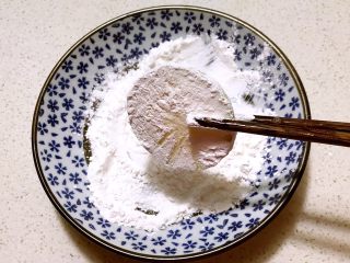 7、香煎西葫芦鸡蛋饼,取一片西葫芦在淀粉中蘸匀