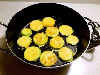 11、香煎西葫芦鸡蛋饼,放入锅中煎至两面金黄即可