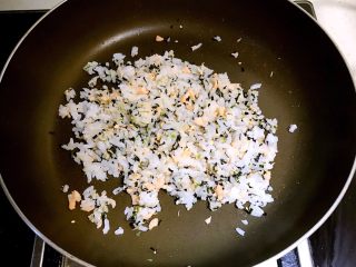 14、三文鱼紫菜饭团,充分调匀即可，三文鱼紫菜拌饭做好了