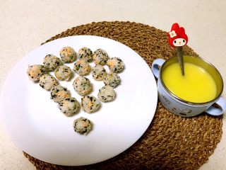 18、三文鱼紫菜饭团,加上一碗南瓜羹，一顿营养丰富，极具吸引力的午餐做好了，宝宝一口一个，一顿全部吃完！