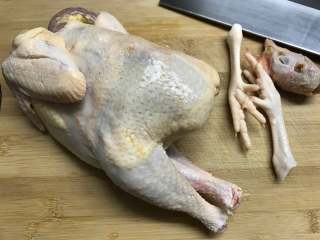 1、盐焗鸡,鸡买回后清理干净，剁去头和脚。