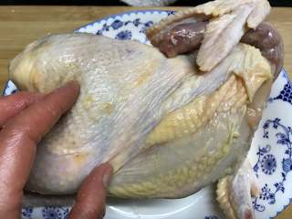 2、盐焗鸡,用适量食用把鸡身抹一遍。