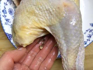 3、盐焗鸡,再在鸡肚子里放上几粒花椒腌至过夜。