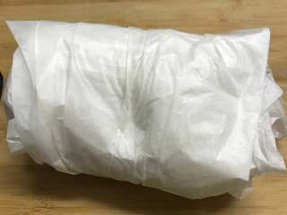 8、盐焗鸡,再用另外一张纱纸包裹严实。
