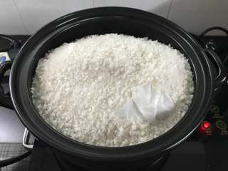 12、盐焗鸡,接着把剩下的热粗盐倒在表面，使整只包好的鸡完全被覆盖住。