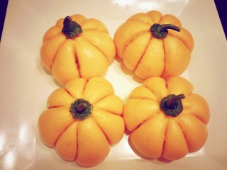 1、南瓜猪肉豇豆包子,蒸好的南瓜很漂亮。