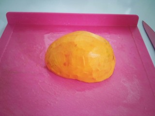 2、南瓜猪肉豇豆包子,南瓜切成两半，半个去皮去瓤。