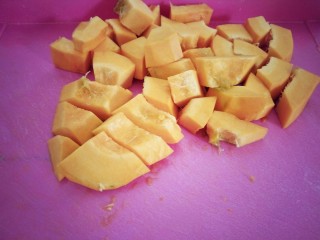 3、南瓜猪肉豇豆包子,冲洗干净切成块上蒸熟。