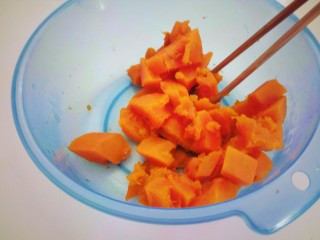 4、南瓜猪肉豇豆包子,倒去水分用勺压成泥。