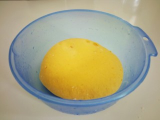 7、南瓜猪肉豇豆包子,盆，面都要光光的在盖上发酵，发酵时间1小时，这会儿就可以剁肉陷了。