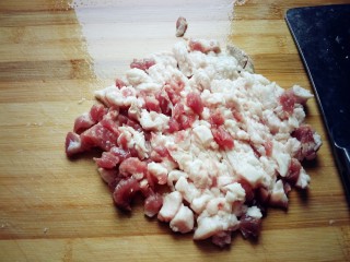 9、南瓜猪肉豇豆包子,在剁成肉陷。