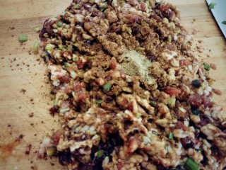 12、南瓜猪肉豇豆包子,剁成肉泥时加料酒，五香粉花椒粉，鸡粉一起在剁碎。