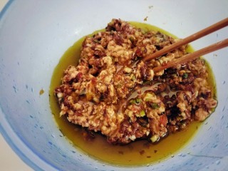 13、南瓜猪肉豇豆包子,倒入菜籽油搅拌均匀。
