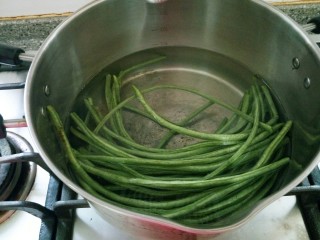 14、南瓜猪肉豇豆包子,豇豆煮八成熟捞出切碎。