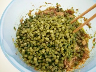 15、南瓜猪肉豇豆包子,在加入肉陷上面搅拌均匀就可以了。