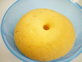 16、南瓜猪肉豇豆包子,陷做好了面也发酵好，反复揉搓。