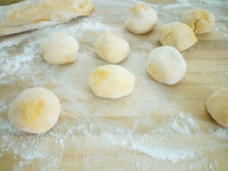 17、南瓜猪肉豇豆包子,多揉搓一下。