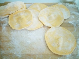 18、南瓜猪肉豇豆包子,扎成包子皮。