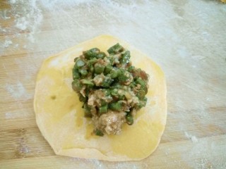 19、南瓜猪肉豇豆包子,放入肉陷。