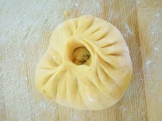 21、南瓜猪肉豇豆包子,最后收口，褶子在下放。
