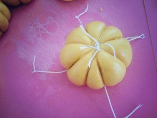 22、南瓜猪肉豇豆包子,在用线绳绑成米字