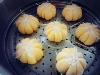 23、南瓜猪肉豇豆包子,屉里刷油放入包子盖上盖子，二次发酵十分钟后，开火蒸15分钟。