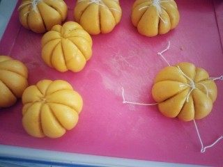 25、南瓜猪肉豇豆包子,放在案板在打开绳子。