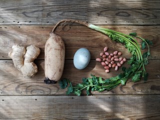 1、老醋三宝#吃出好身材#,准备食材。