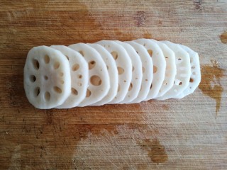 2、老醋三宝#吃出好身材#,藕洗净去皮切薄片。