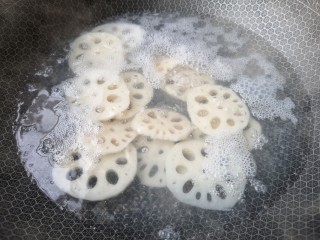3、老醋三宝#吃出好身材#,将切好的藕片入开水焯熟。
