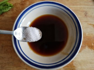 10、老醋三宝#吃出好身材#,将50毫升陈醋，20毫升味极鲜酱油，20毫升蚝油，15克白糖加入碗中，搅拌均匀。