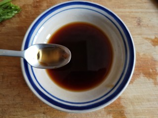 11、老醋三宝#吃出好身材#,再加入7克香油。