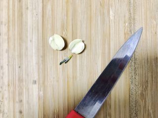 4、莲子薏米冬瓜老鸭汤,切好的莲子一分为二，把芯给丢掉吧