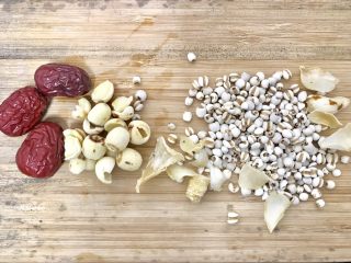 5、莲子薏米冬瓜老鸭汤,把要下的料洗干净备好，香菇提前三十分钟泡发，生姜片我忘记买了，可以用料酒代替起到去腥的作用