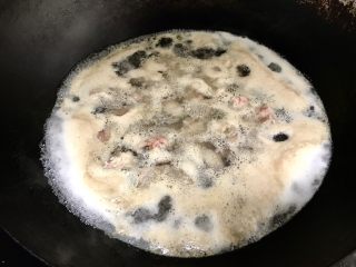 7、莲子薏米冬瓜老鸭汤,锅里放冷水，加入洗干净的鸭肉，适量的料酒，大火煮开，把血水给煮出来，一般水沸腾几分钟后我就捞起来了