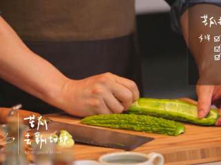 3、杭椒牛柳&苦瓜排骨汤,对半切开苦瓜,去瓤后切块