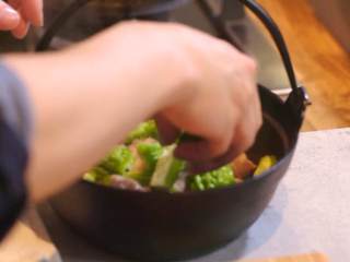 4、杭椒牛柳&苦瓜排骨汤,排骨捞出,倒入苦瓜