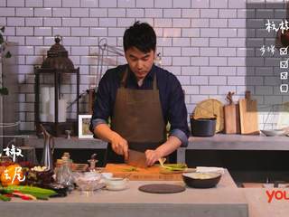 7、杭椒牛柳&苦瓜排骨汤,杭椒去头去尾,鲜姜切块