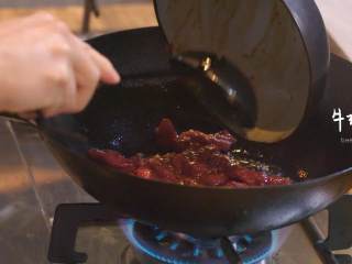 8、杭椒牛柳&苦瓜排骨汤,热锅倒油,倒入牛柳,翻炒后捞出备用