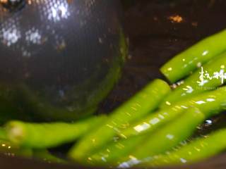 9、杭椒牛柳&苦瓜排骨汤,热锅倒油,倒入杭椒段翻炒,依次倒入生粉、番茄沙司、酱油、糖、鲜姜翻炒