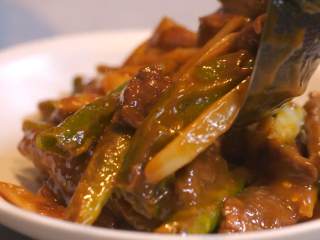 12、杭椒牛柳&苦瓜排骨汤,炒熟的杭椒牛柳捞出摆盘