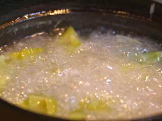 13、杭椒牛柳&苦瓜排骨汤,煮好苦瓜排骨汤后关火端出