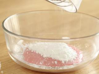 1、12m+草莓小方,草莓糊中倒入淀粉~