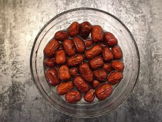 2、牛奶玉米面发糕,红枣洗净沥干