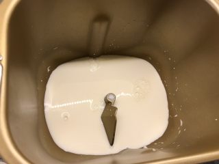 4、牛奶玉米面发糕,面包机内加入牛奶