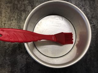 9、牛奶玉米面发糕,将模具内壁抹上一层油